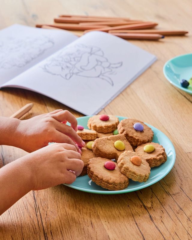 How about taking a day off to bake with the family? 🍪👩‍🍳
#Diwali #Turquoise #kitchen #family #cakes #biscuits #sandy #children #gourmand