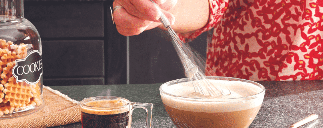 Cómo hacer espuma para el café - 3 métodos con y sin máquina 