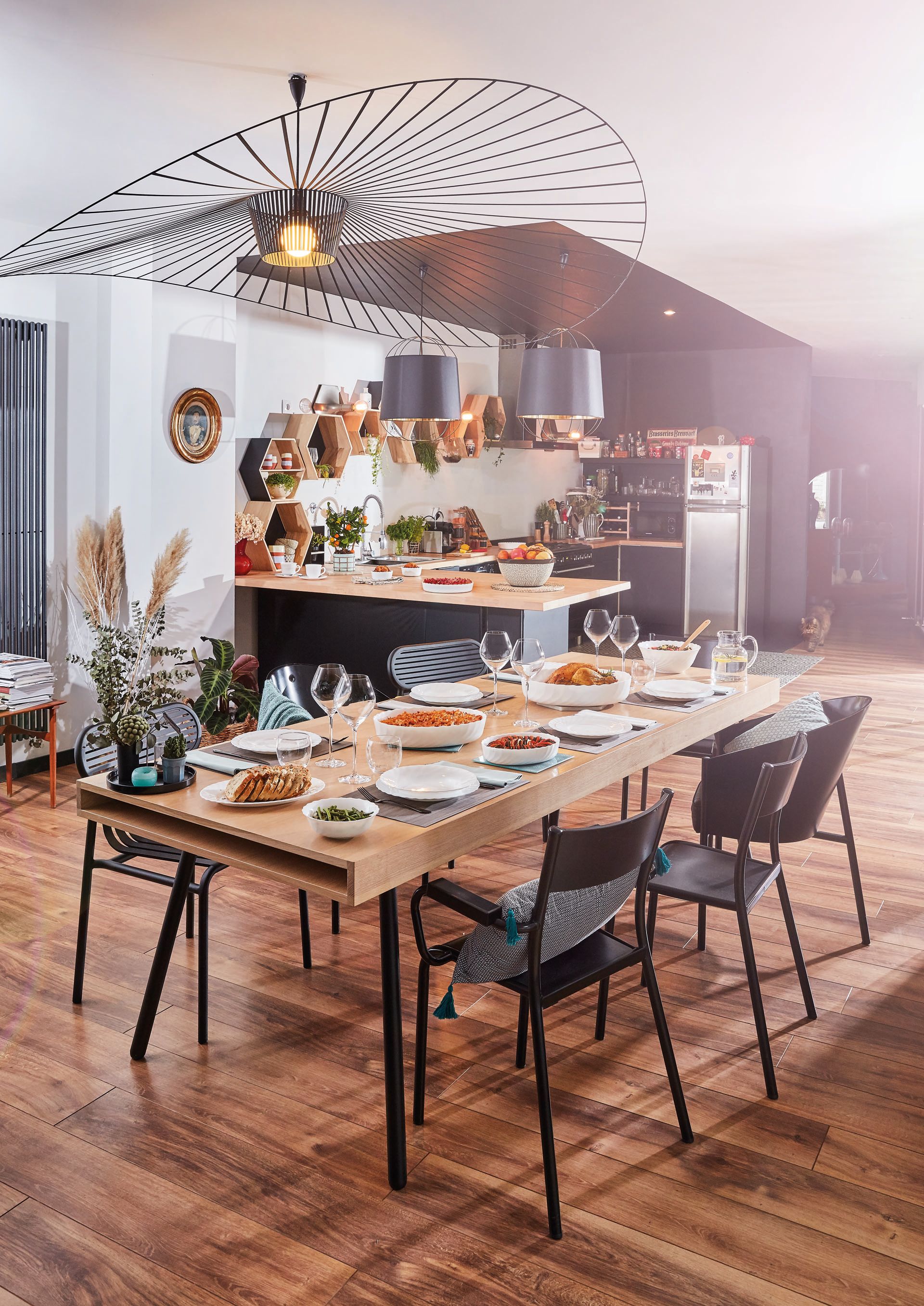 Une table dressée avec smart cuisine